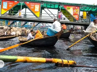 Country boat cruise on Burigonga river in Sadarghat