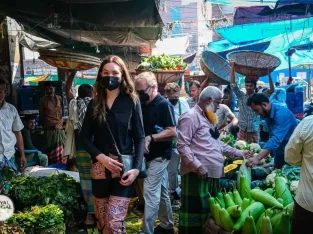 Exploring the kawran bazar vegetable market in Dhaka