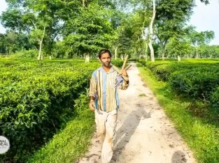 Supervisor make sure that all the women tea workers are working properly