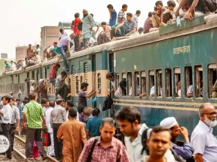 train roof riding in Bangladesh