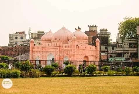 a beautiful mosque built by mughal inside the lalbagh fort in old dhaka