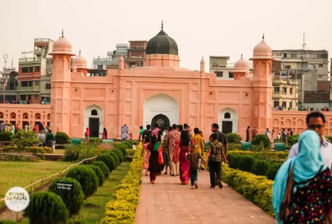 tomb of bibi inside the lalbagh fort looks like the tajmahal of india