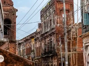 Panam Street had 90 buildings originally