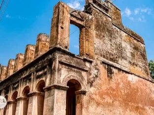 picturesque stucco-decorated array of ruined houses of Panam Nagar